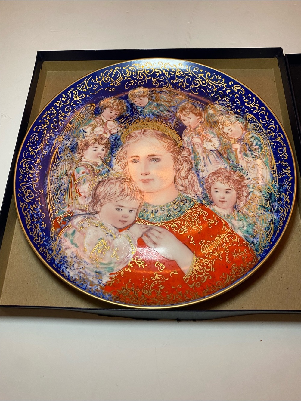 The Edna Hibel Christmas Plate 1985 “The Angels Message” plate No 9489C